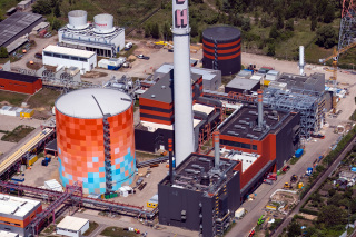 Das Bild zeigt den Energie- und Zukunftsspeicher aus der Luft. Recht neben ihm ist der Schornstein und das Kraftwerk Dieselstraße zu sehen. 